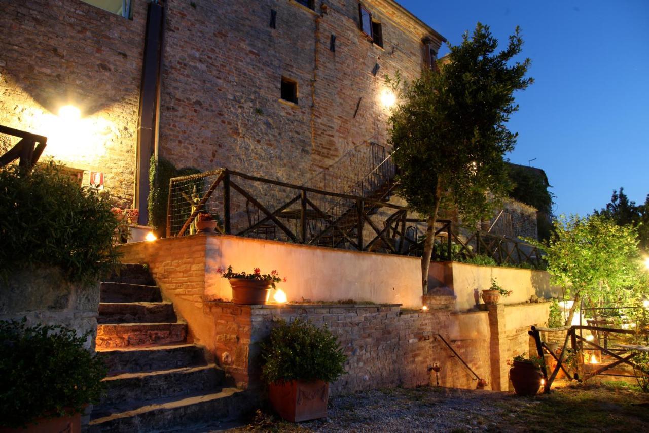 La Rosa Scarlatta Monterubbiano Bilik gambar